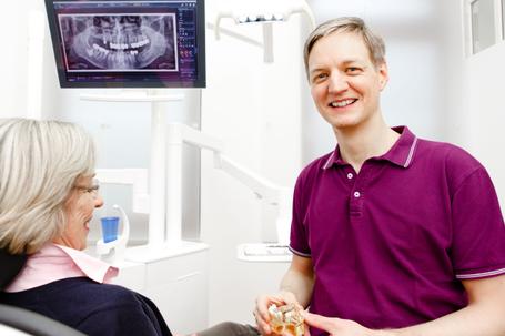 Zahnimplantologe Dr. Heiko Ehlers im Beratungsgespräch